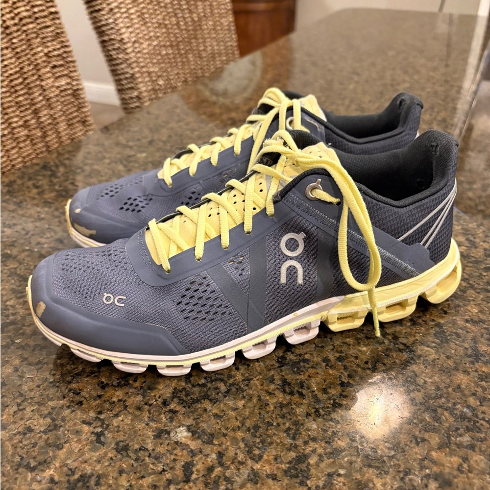 ON Cloud Cloudflow women’s size 8 smoke/limelight Sneakers